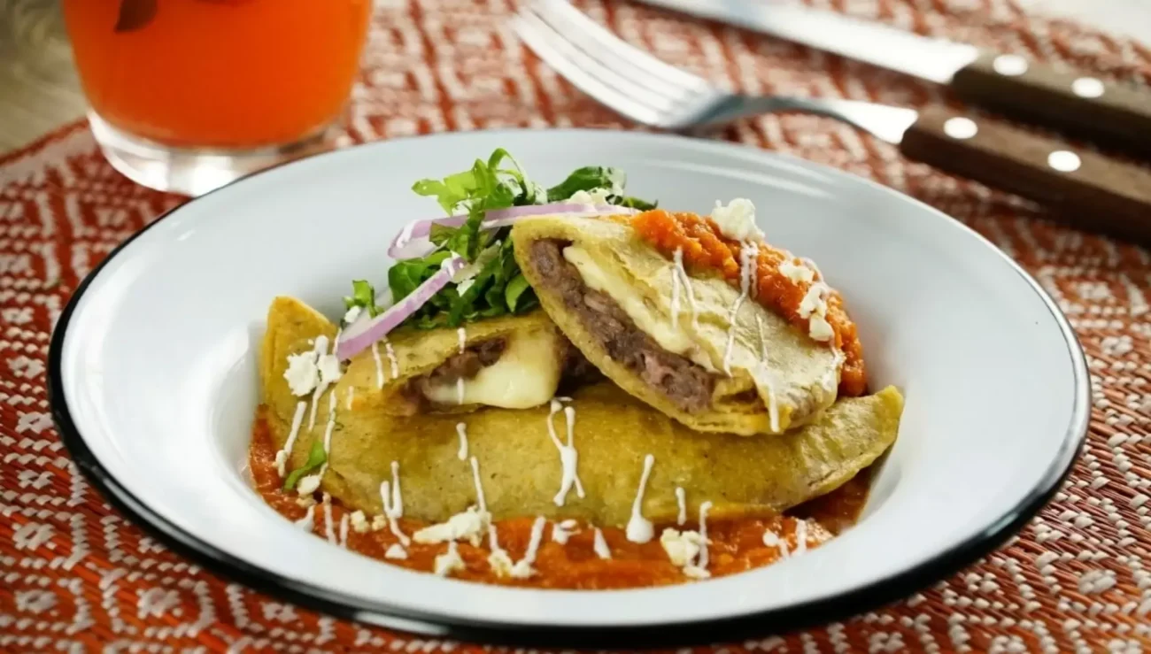 Quesadillas Con Frijoles Refritos