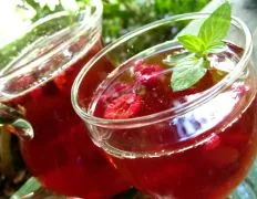 Refreshing Raspberry-Peach Iced Tea for Summer Sipping