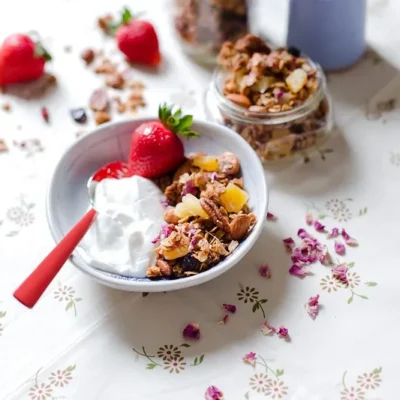 Roses Light Nut And Dried Fruit Granola