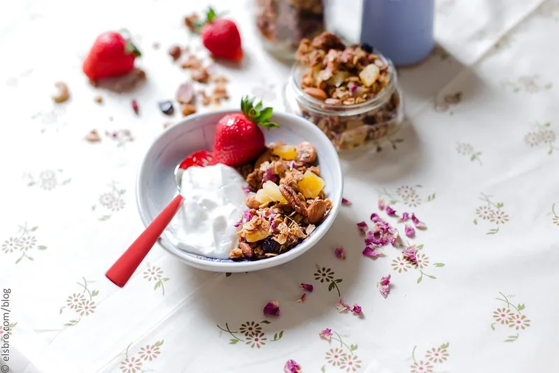 RoseS Light Nut And Dried Fruit Granola