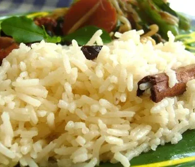 Saffron Rice With Cashews And Raisins