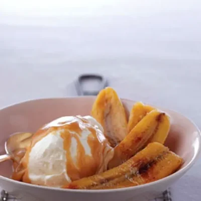 Sauteed Bananas With Cardamom Praline Sauce