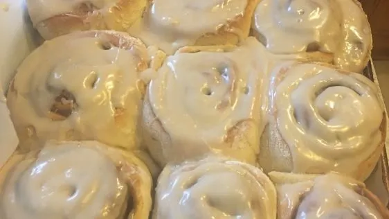 Screamin Cinnamon Rolls With Cream