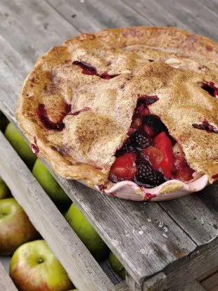 Simple Blackberry And Apple Pie