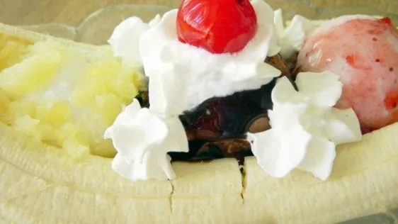 Ultimate Classic Banana Split Dessert Recipe