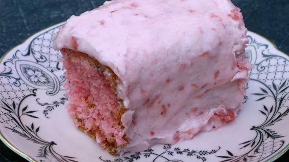 Ultimate Strawberry Cake with Luscious Frosting Recipe