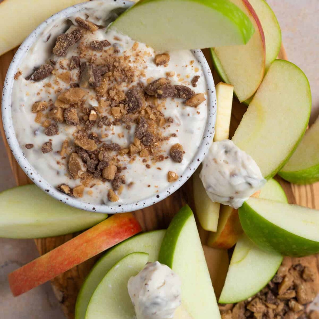 Apple With Yogurt Dip