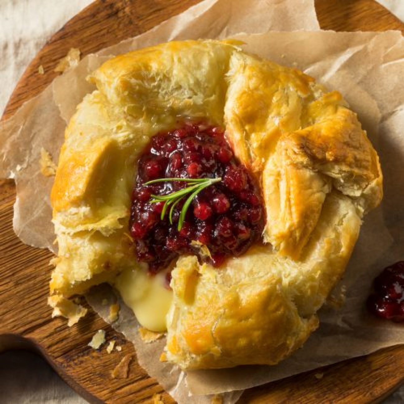 Baked Cranberry Brie Delight: A Warm, Cheesy Appetizer Recipe