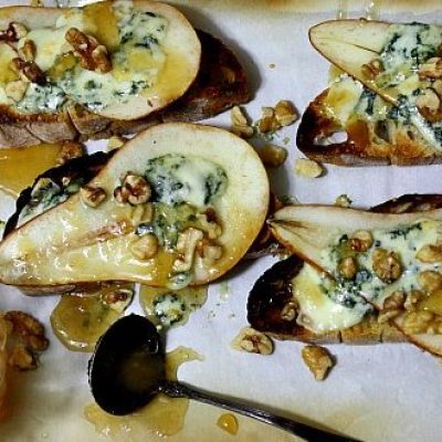 Blue Cheese &Amp; Pear Crostini