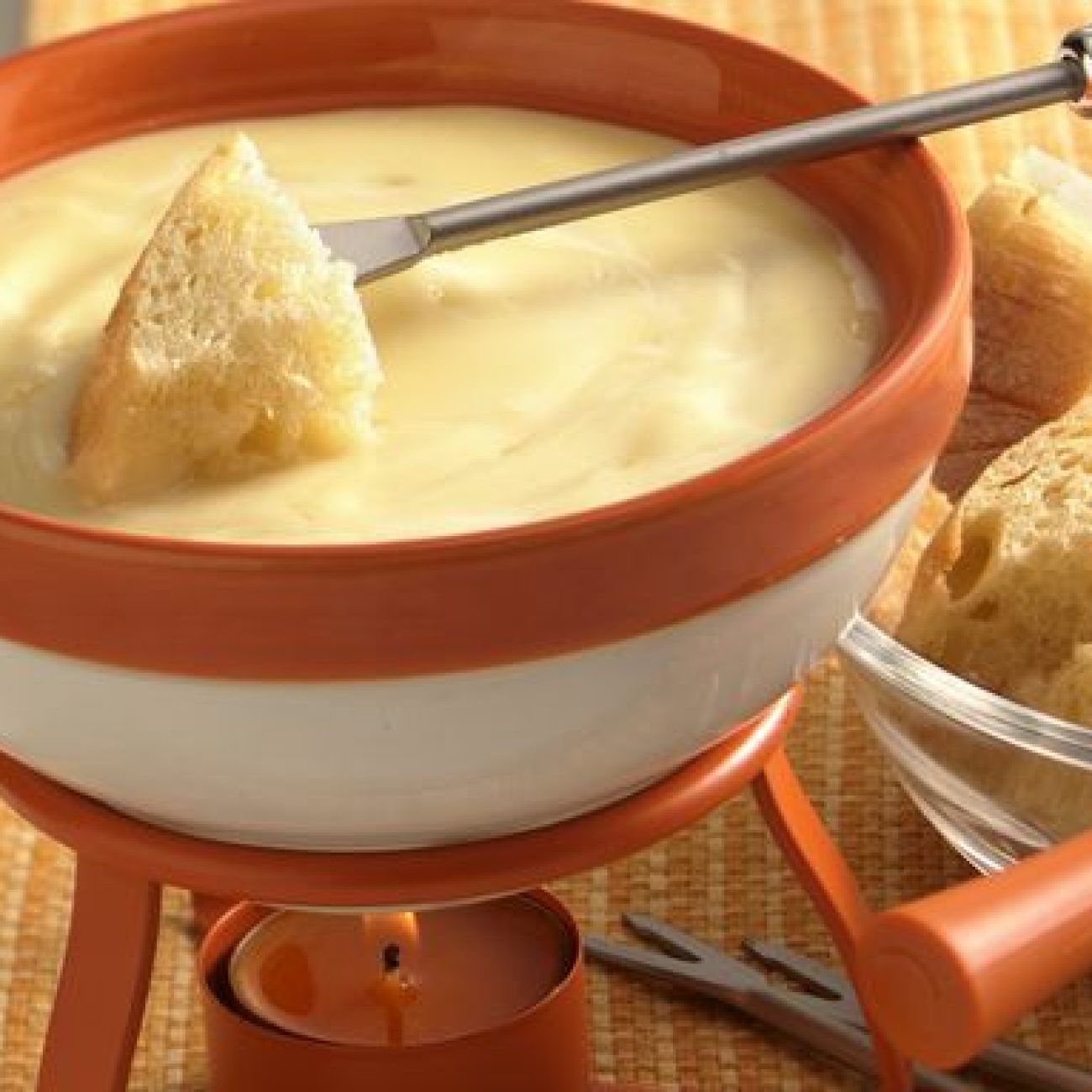 Cheesy Cheddar And Apple Cider Fondue