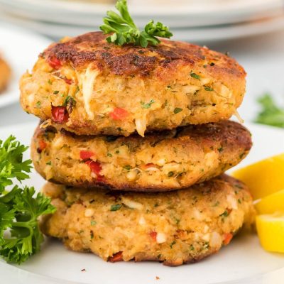 Crab Cakes With Creamy Chili Sauce