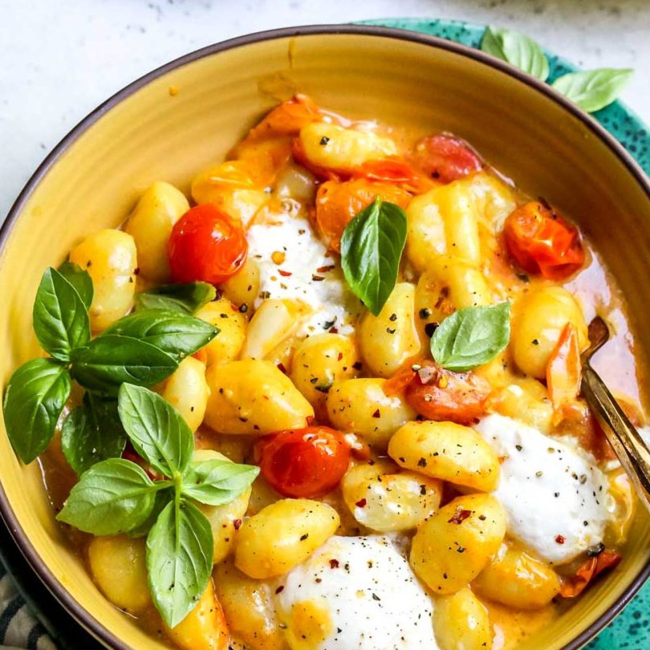 Creamy Basil-Topped Tomatoes Delight