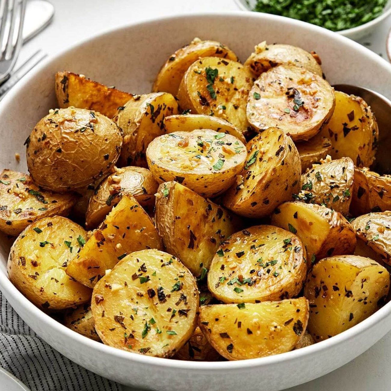 Crispy Oven-Baked Spicy Potatoes: A Flavorful Side Dish Recipe