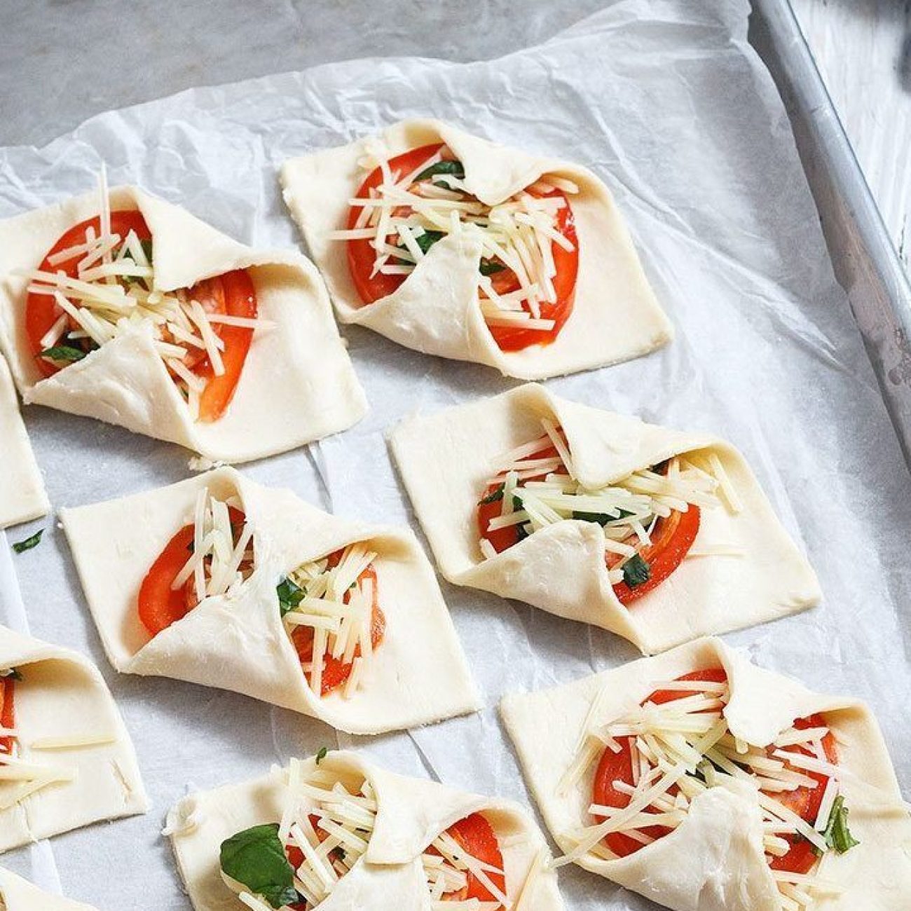 Crispy Tomato-Basil Puff Pastry Bites