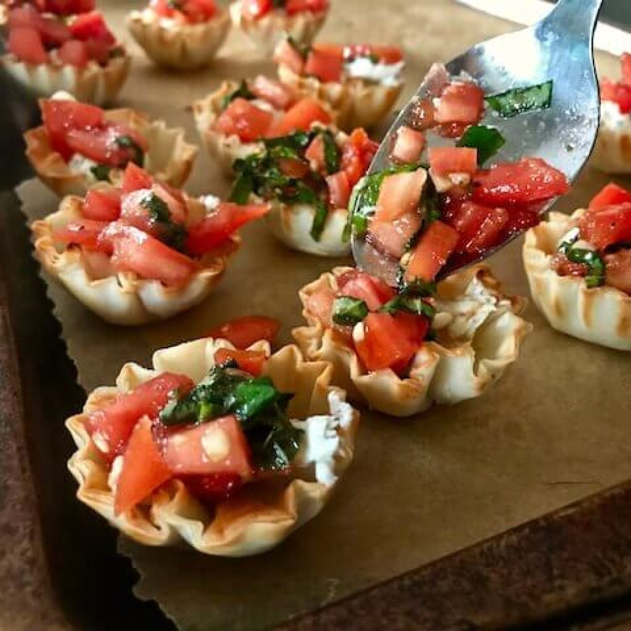 Crispy Triscuit Bruschetta Bites: A Quick and Easy Appetizer Recipe