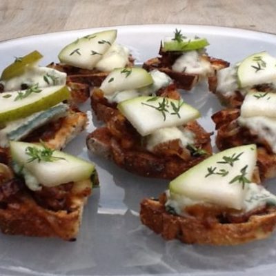 Crostini With Gorgonzola, Caramelized