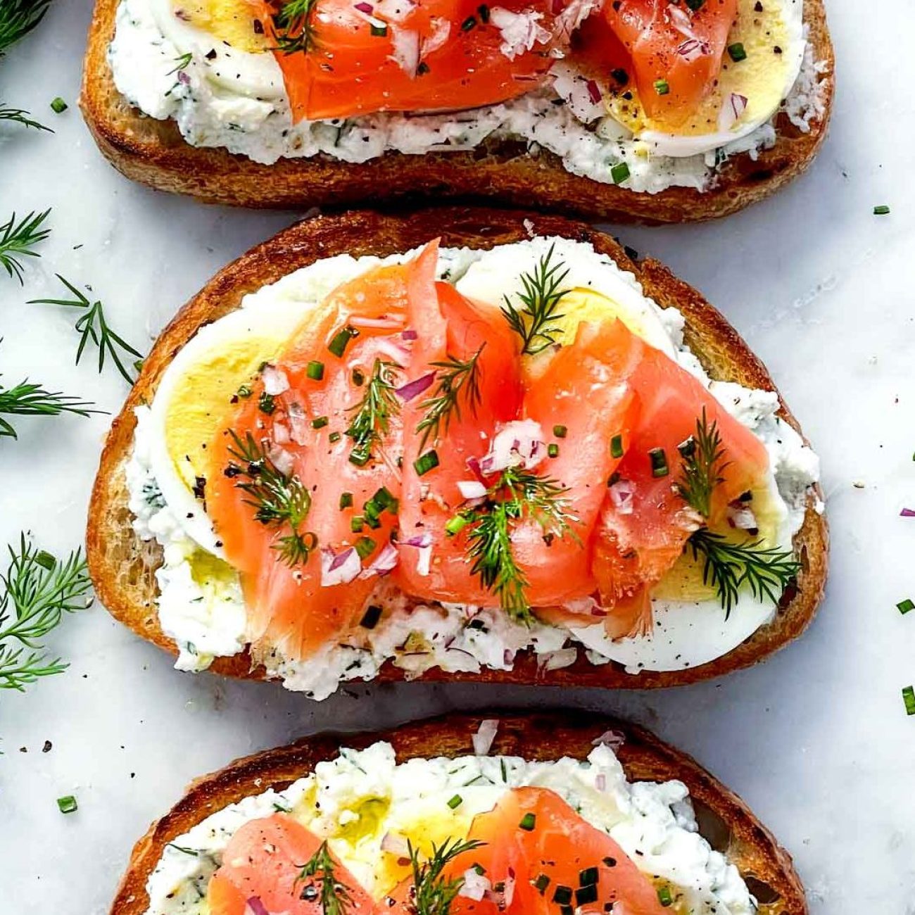 Delicious Smoked Salmon and Scrambled Eggs on Toast Recipe