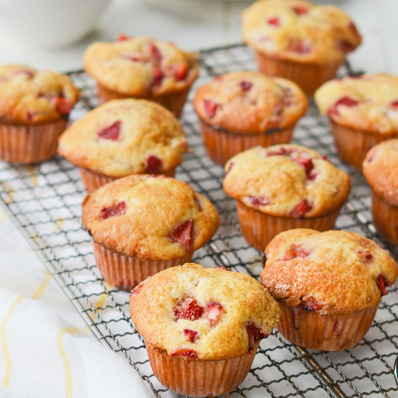 Easy Homemade Strawberry Crumble Muffins Recipe
