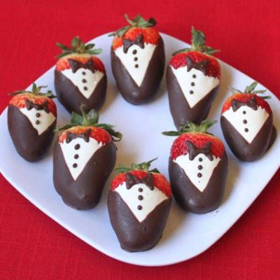 Elegant Chocolate-Dipped Tuxedo Strawberries Recipe