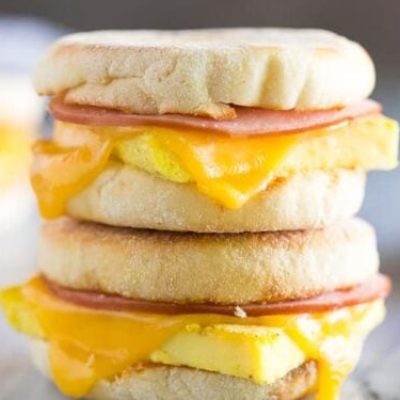 English Muffins With Eggs, Cheese And Ham