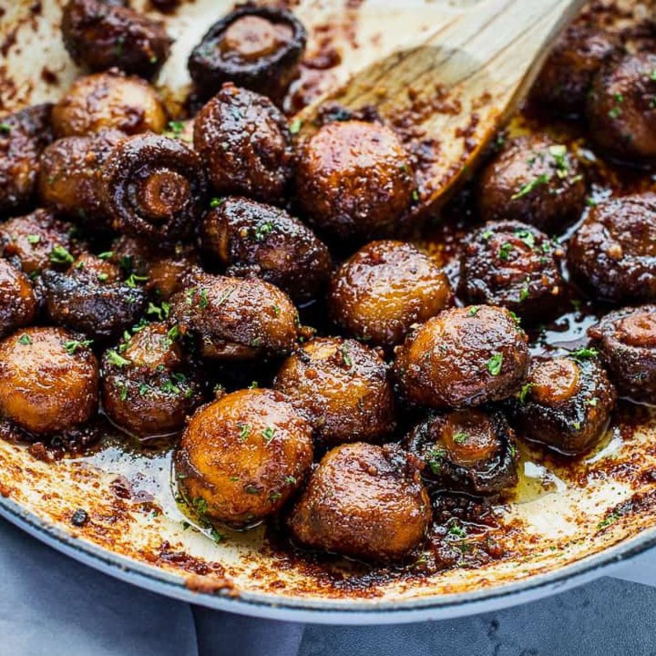 Garlic Mushrooms Sauteed in White Wine: A Flavorful Side Dish