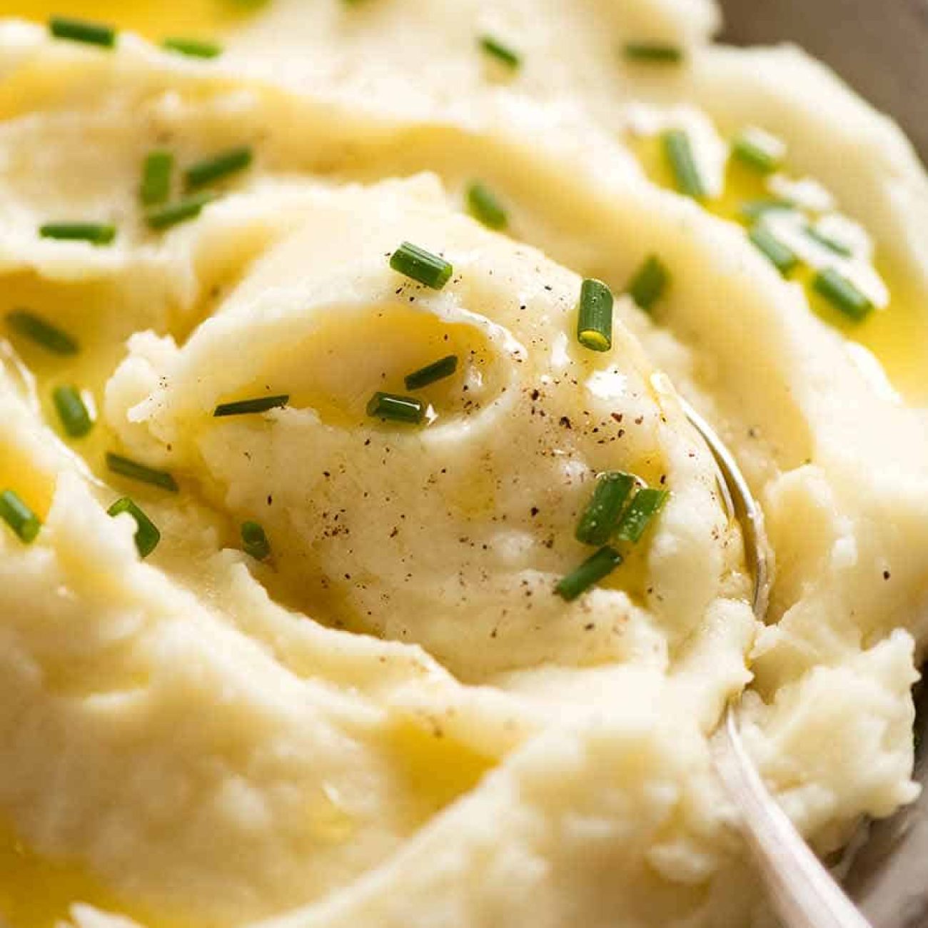 Quick & Easy Creamy Mashed Potatoes for Thanksgiving