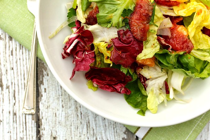 Refreshing Spinach and Blood Orange Salad with Crunchy Macadamia Nuts