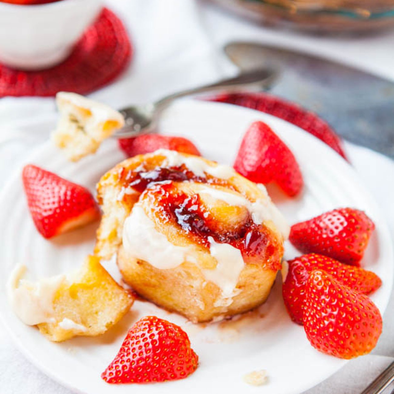 Strawberry and Cream Cheese Swirl Roll-Ups