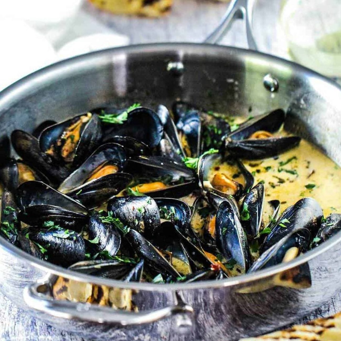 Succulent Mussels in Garlic Butter Sauce: A Cannery-Inspired Recipe